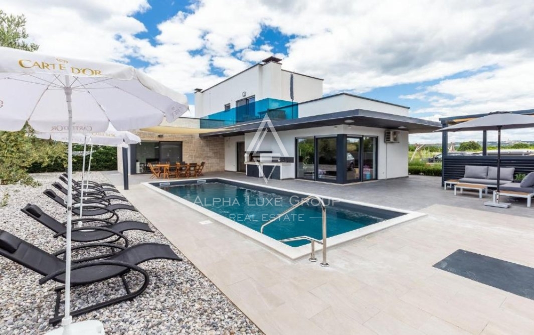 Vila s bazenom, mirna lokacija, Poreč.