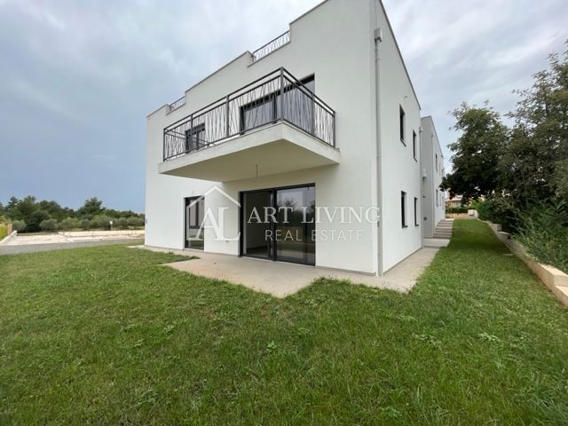 Poreč - okolica, atraktivno stanovanje v pritličju z vrtom, NOVOGRADNJA!