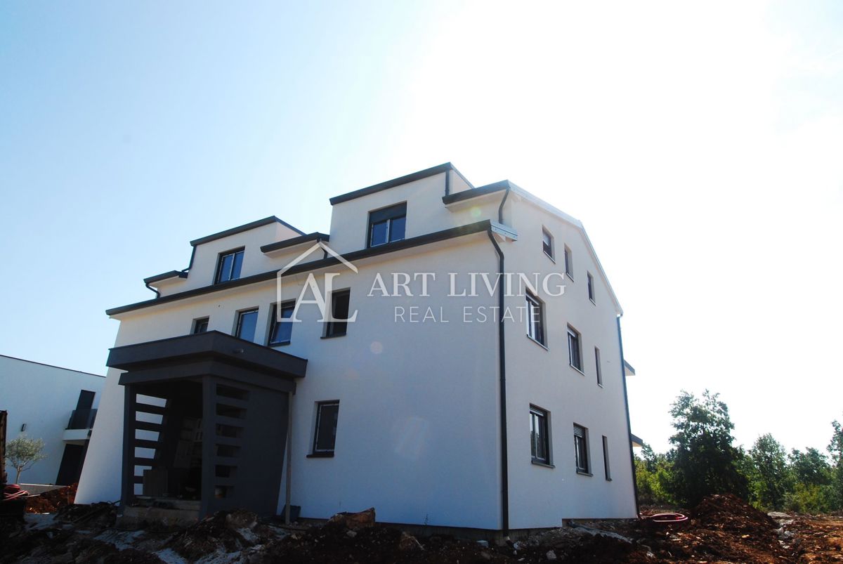 Poreč - okolica, stanovanje v novi stavbi v prvem nadstropju obdano z naravo