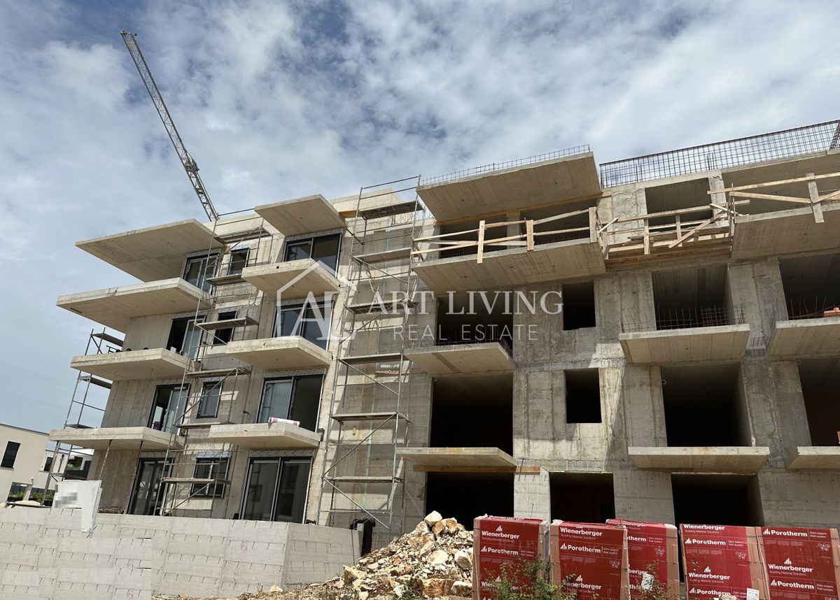 Poreč-okolica, Moderno stanovanje z vrtom v pritličju, 500 m od morja