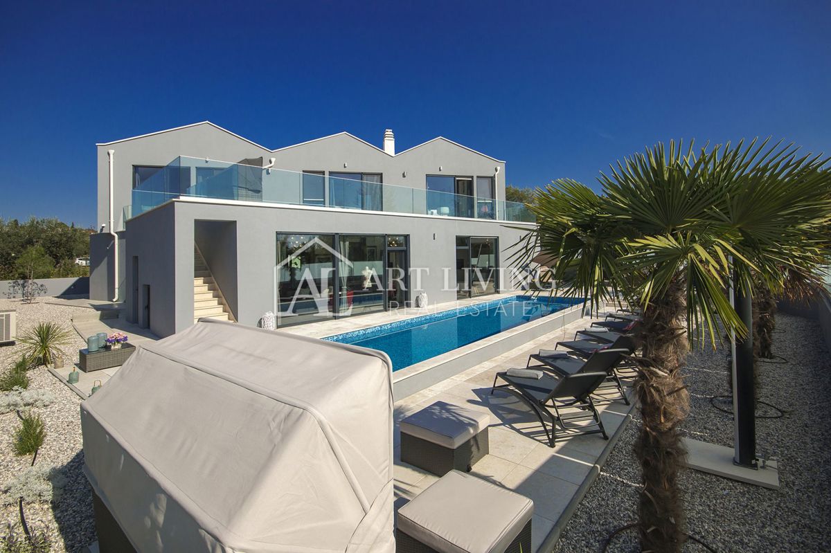 Istra, Poreč, okolica - samostojeća moderna vila s bazenom na odličnoj lokaciji 