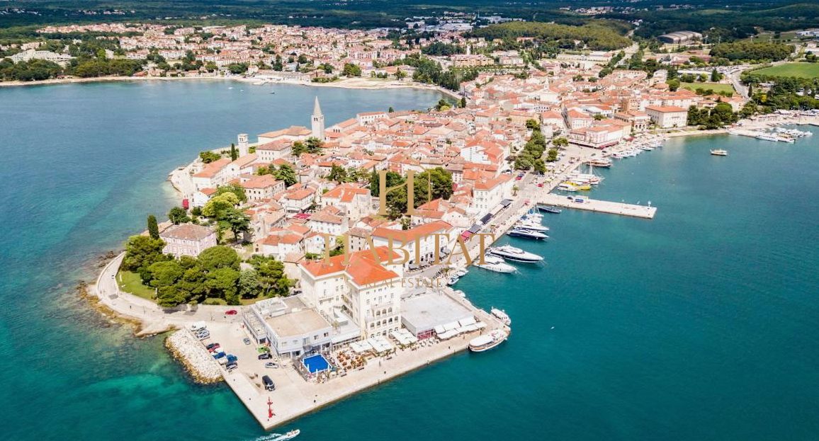Istra , Porec , luksuzan stan , 3SS+DB , dvoriste , 2 parkinga , pogled na more , podrum