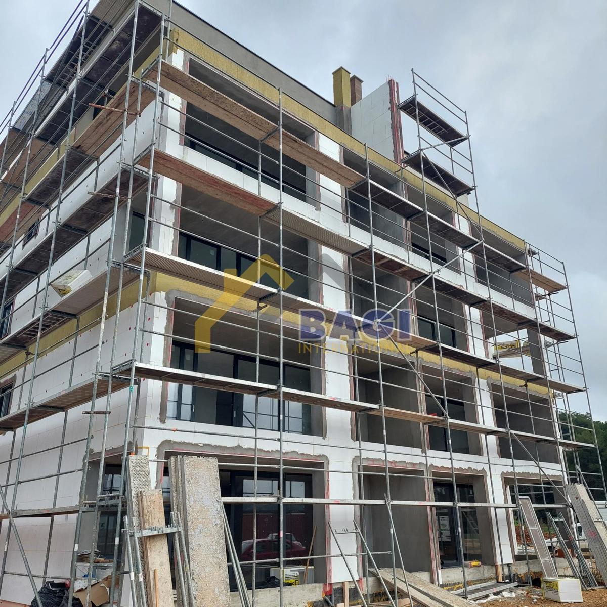 Pula Veli vrh-stan 79,10m2-dizalo-garaža-blizina mora