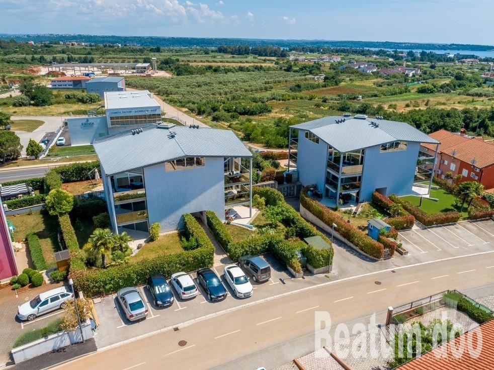 Stan na prvom katu,pogled na more,kompletno namješten,garaža,Novigrad