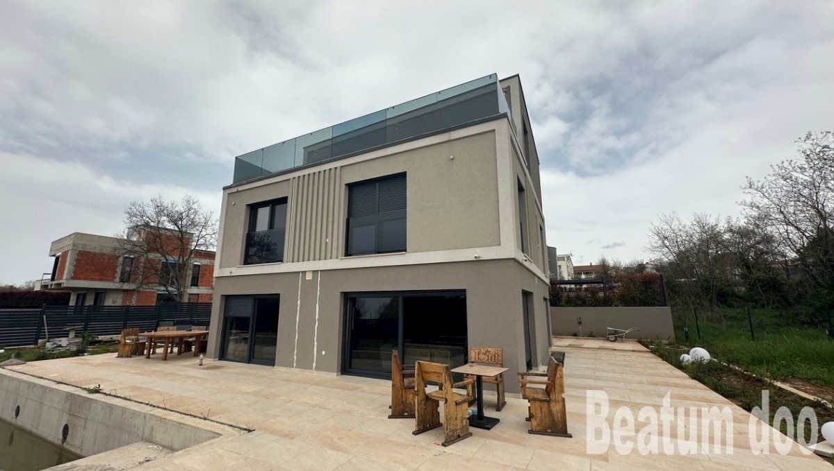 Kuća sa bazenom,pogled na more,nedovršena, Poreč