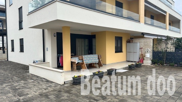 Stan u prizemlju,sa dva parking mjesta,Novigrad