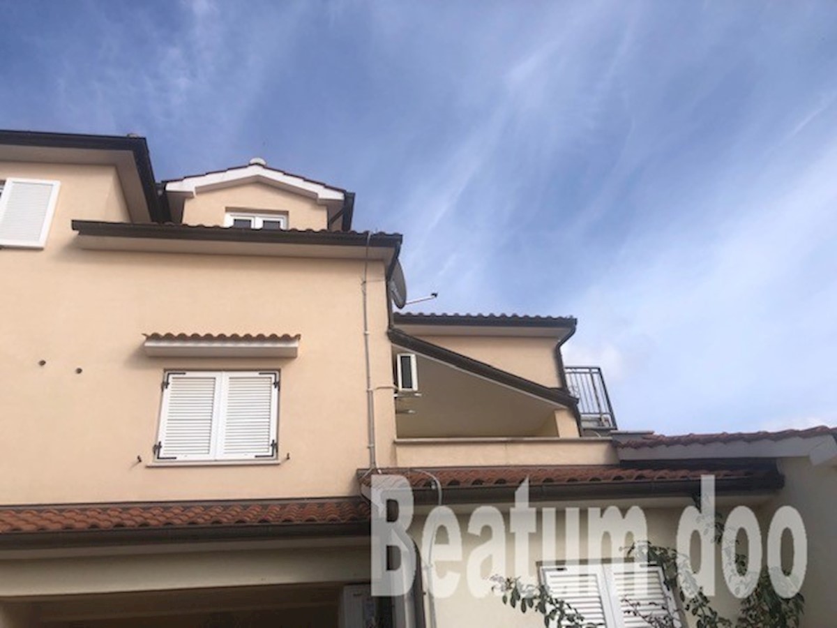 Dvosoban Stan u potkrovlju sa pogledom na more