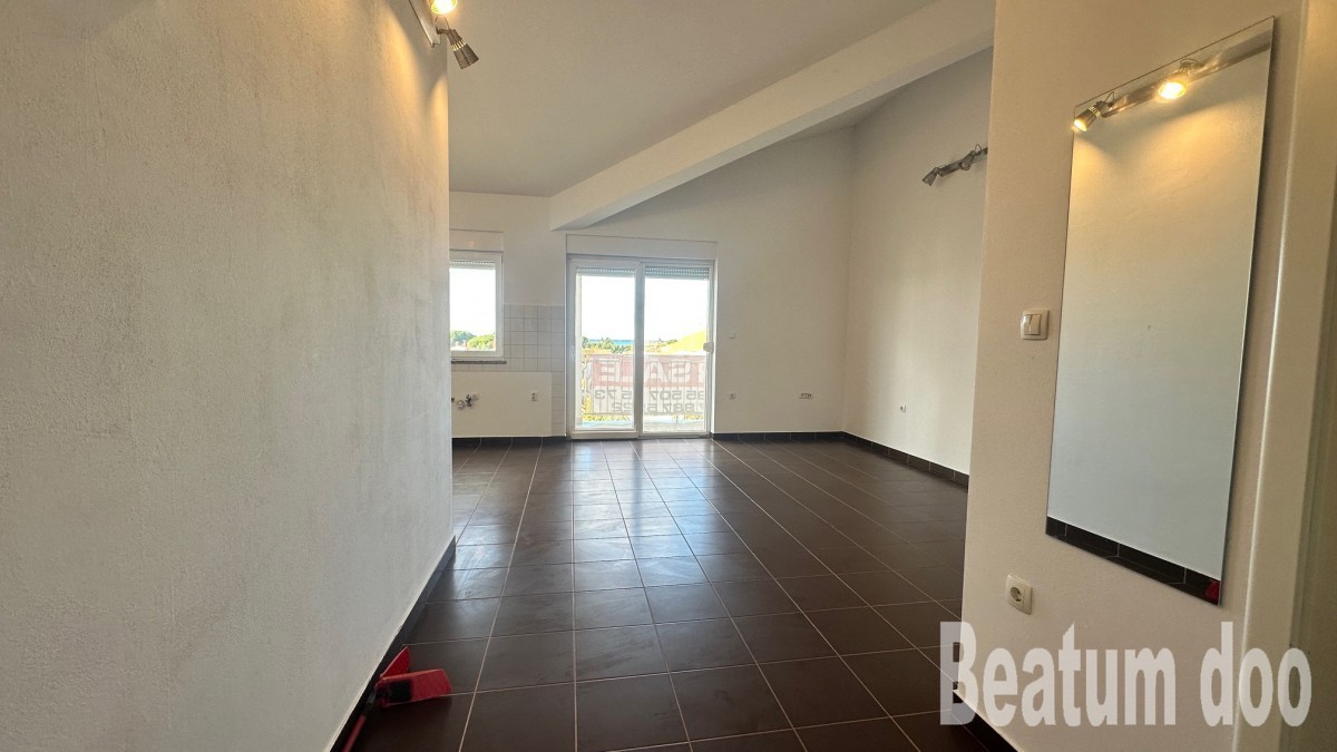 Stan na drugom katu,u potkrovlju,pogled na more,Novigrad