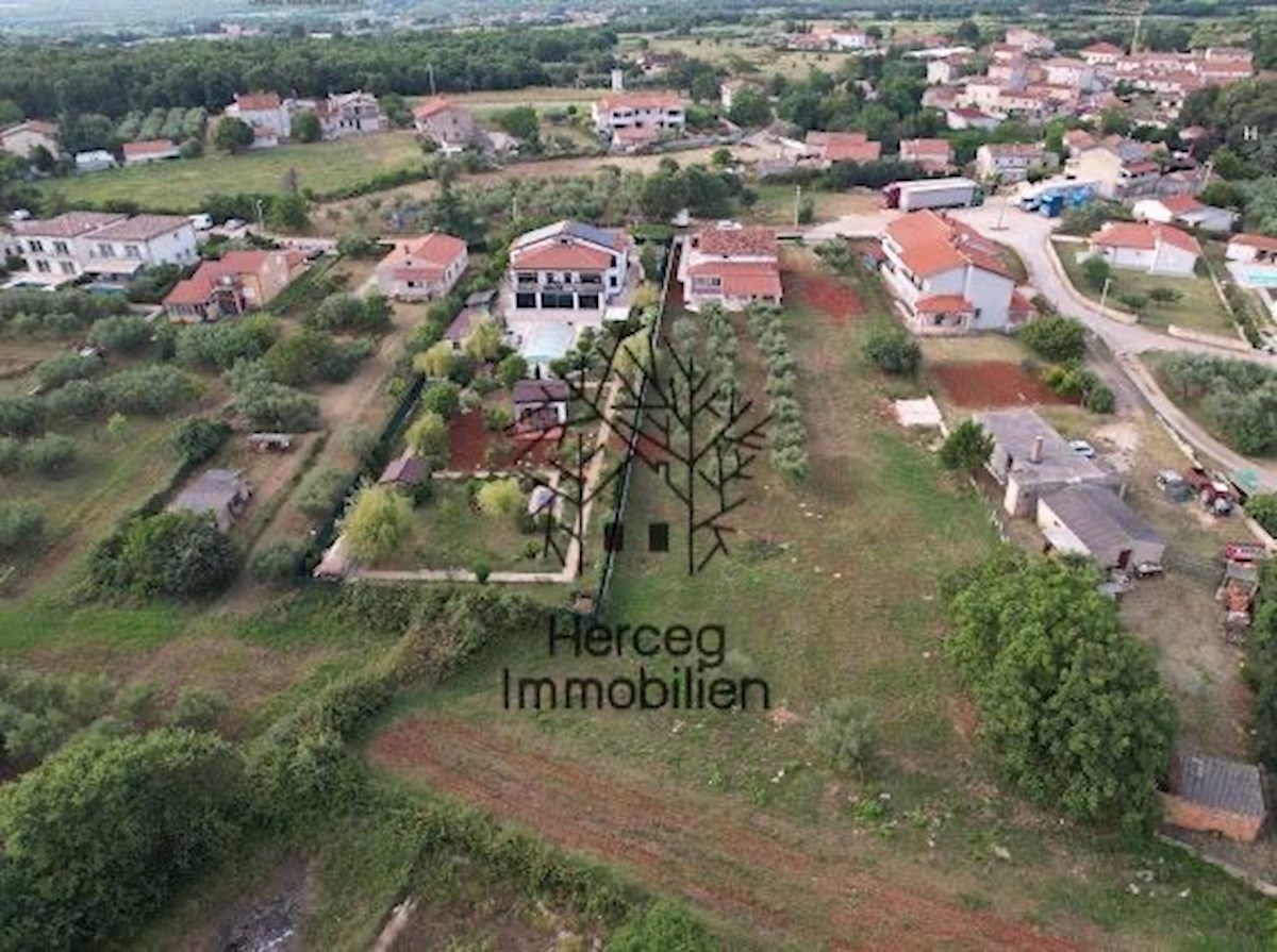 POREČ - Hiša z oljčnim nasadom - več kot 3000 m²