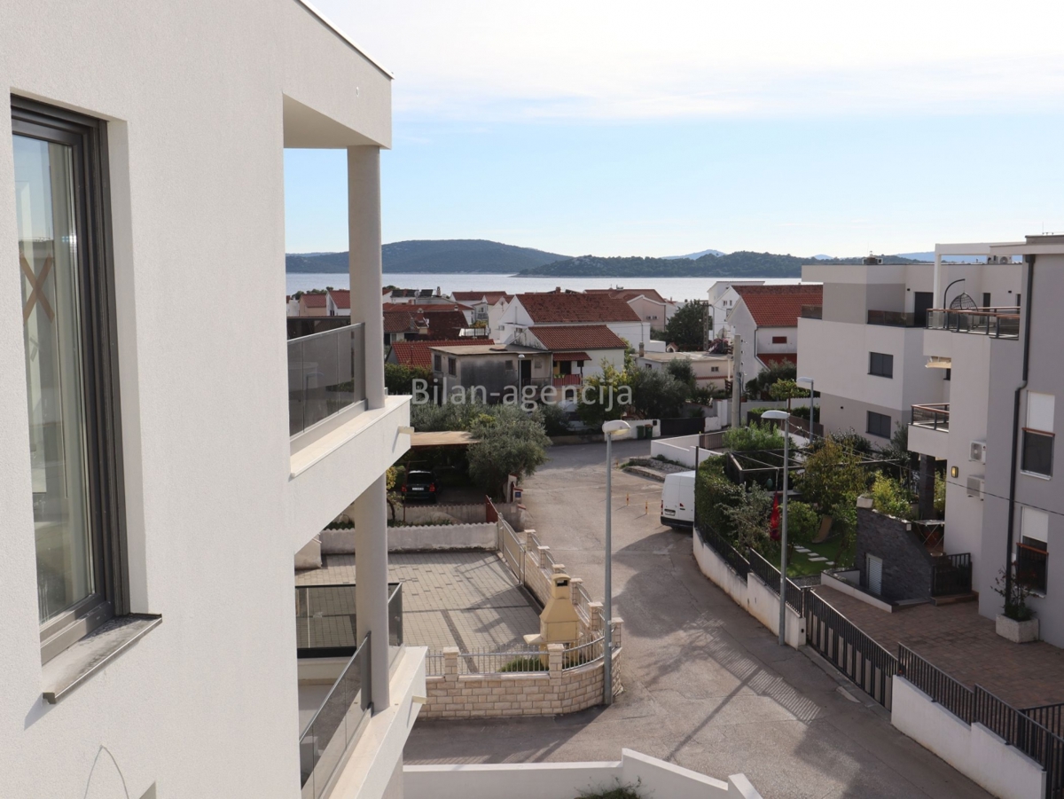 Vodice, novo, stan sa pogledom, 350 m do Plave plaže