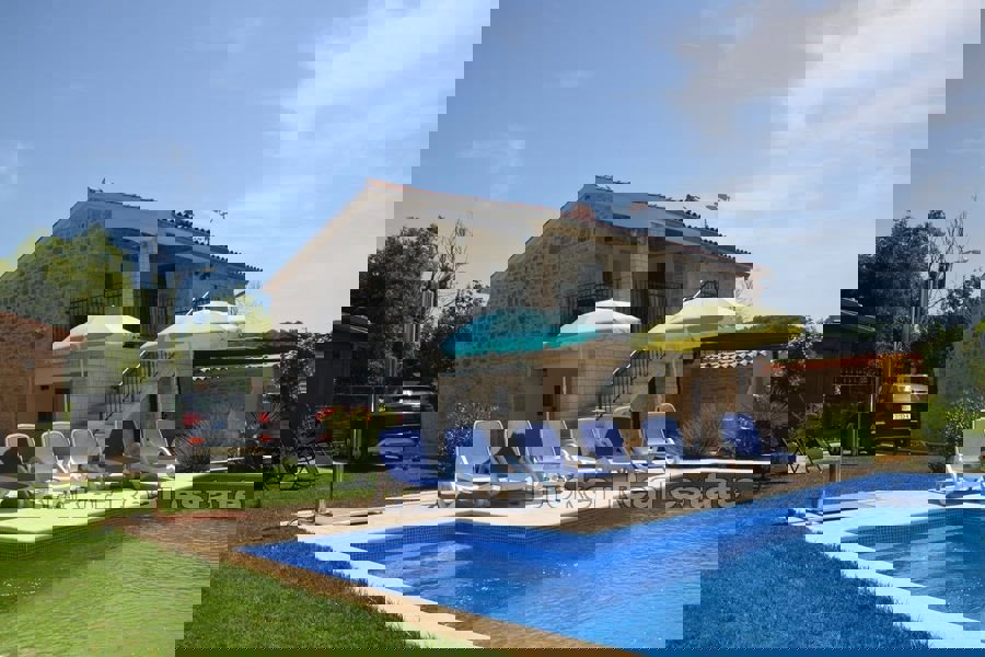 Kamena kuća s bazenom