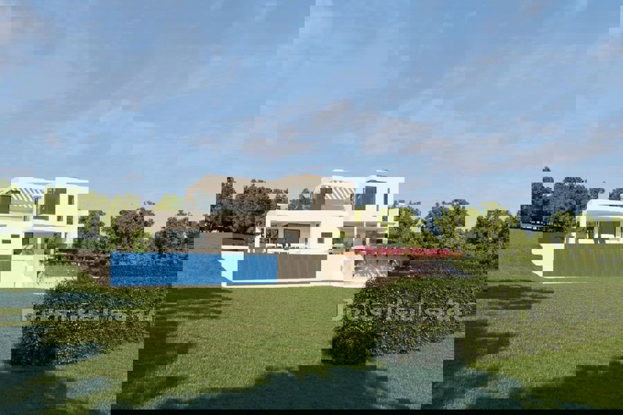 Moderna vila s bazenom na osami