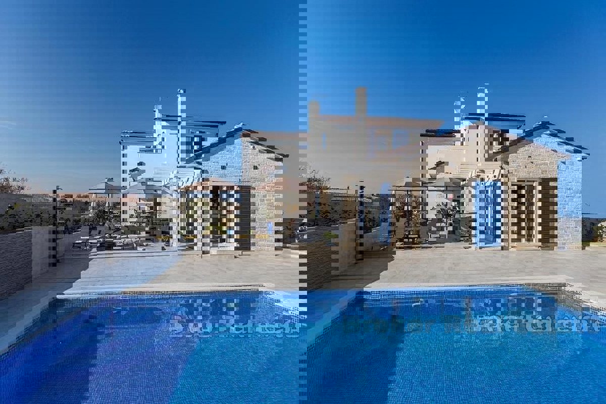 Prekrasna vila s bazenom u blizini  mora