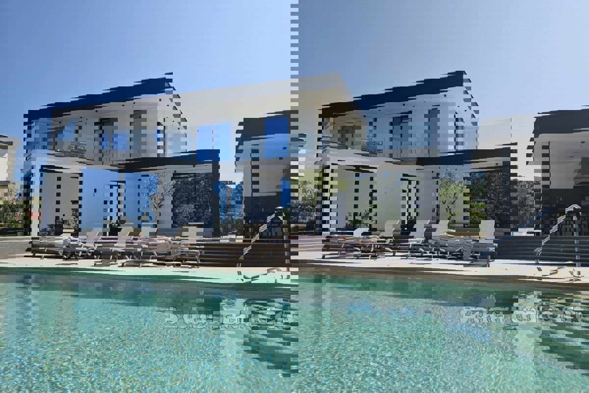 Luxury villa in a quiet location surrounded by greenery