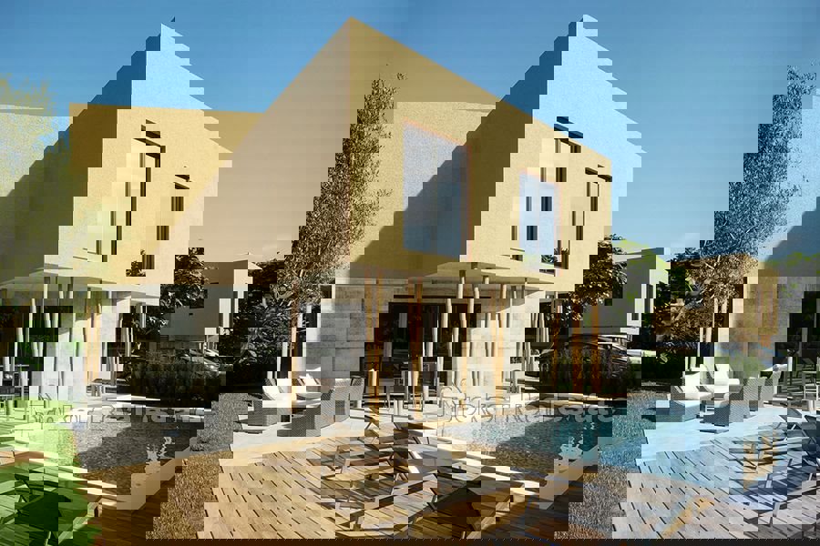 Dvojna kuća s bazenom