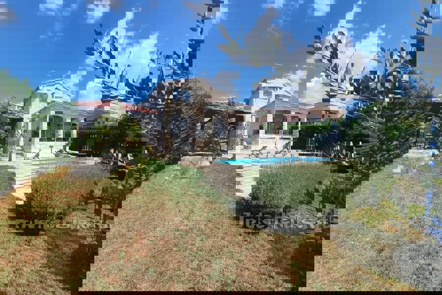 Kamena kuća s bazenom