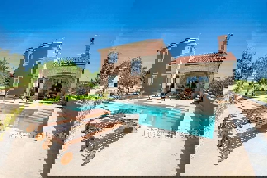 Samostojeća kuća s bazenom