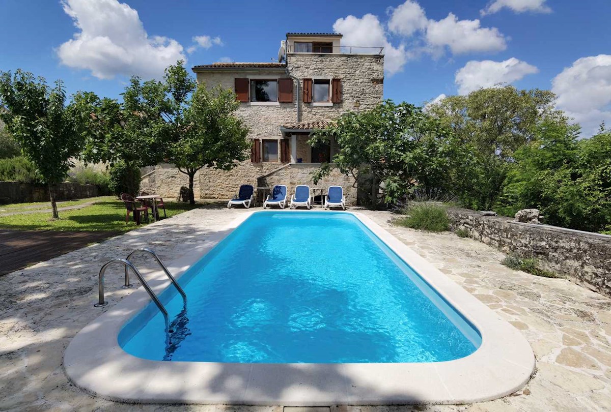 Izvirna, očarljiva istrska kamnita hiša z bazenom