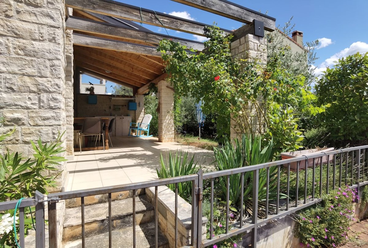 Očarljivo dvosobno stanovanje v pritličju z vrtom, nedaleč od Poreča