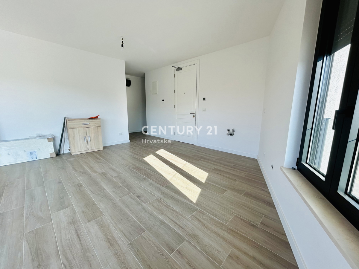 POREČ, NEW TWO-ROOM APARTMENT ON THE GROUND FLOOR ONLY 400 METERS FROM THE BEACH
