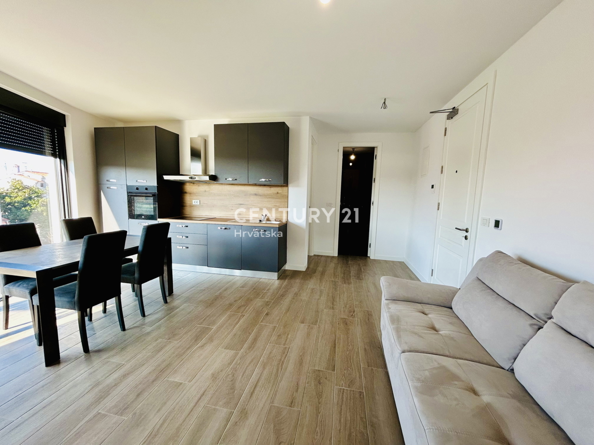 POREČ, EINE ZIMMER NEUE WOHNUNG AUSGESTATTET UND MÖBLIERT NUR 400 METER VON DEM STRAND UND DEM MEER