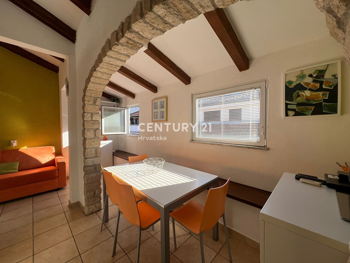 POREČ, ČERVAR PORAT, KOMPLETT RENOVIERTE WOHNUNG 300 METER VOM MEER ENTFERNT