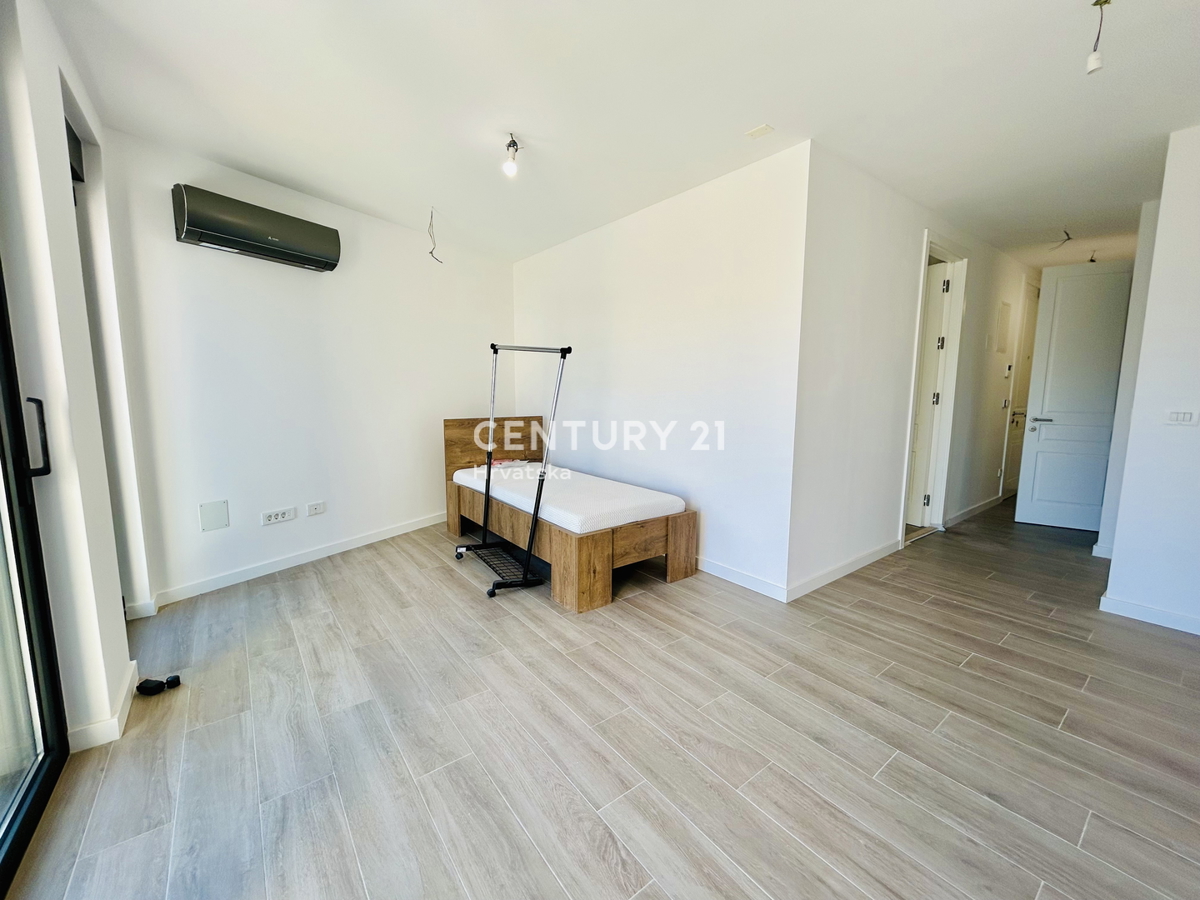 POREČ, EINSZIMMER NEUE WOHNUNG NUR 400 METER VON STRAND UND MEER