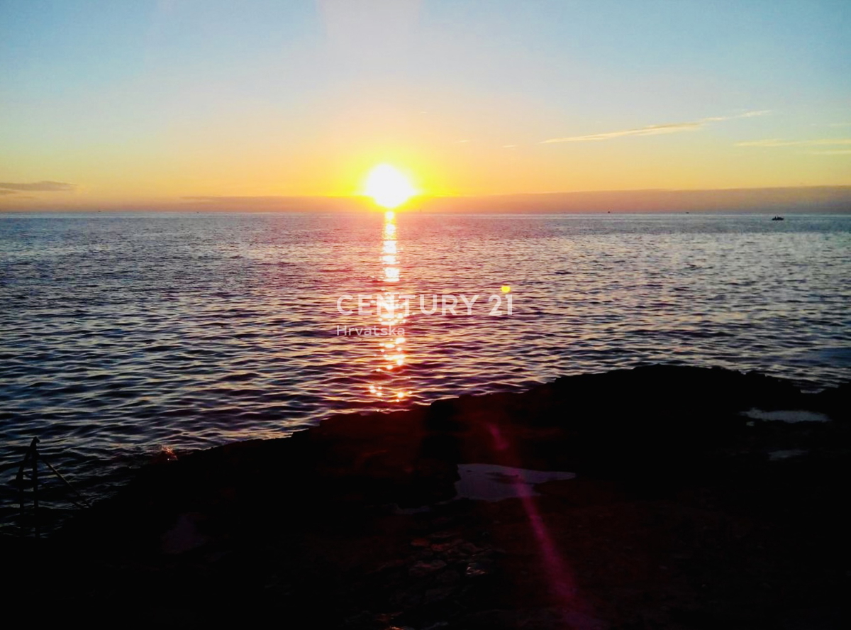 NOVIGRAD, MAREDA, STAN V PRIZEMLJU 200 METROV OD MORJA