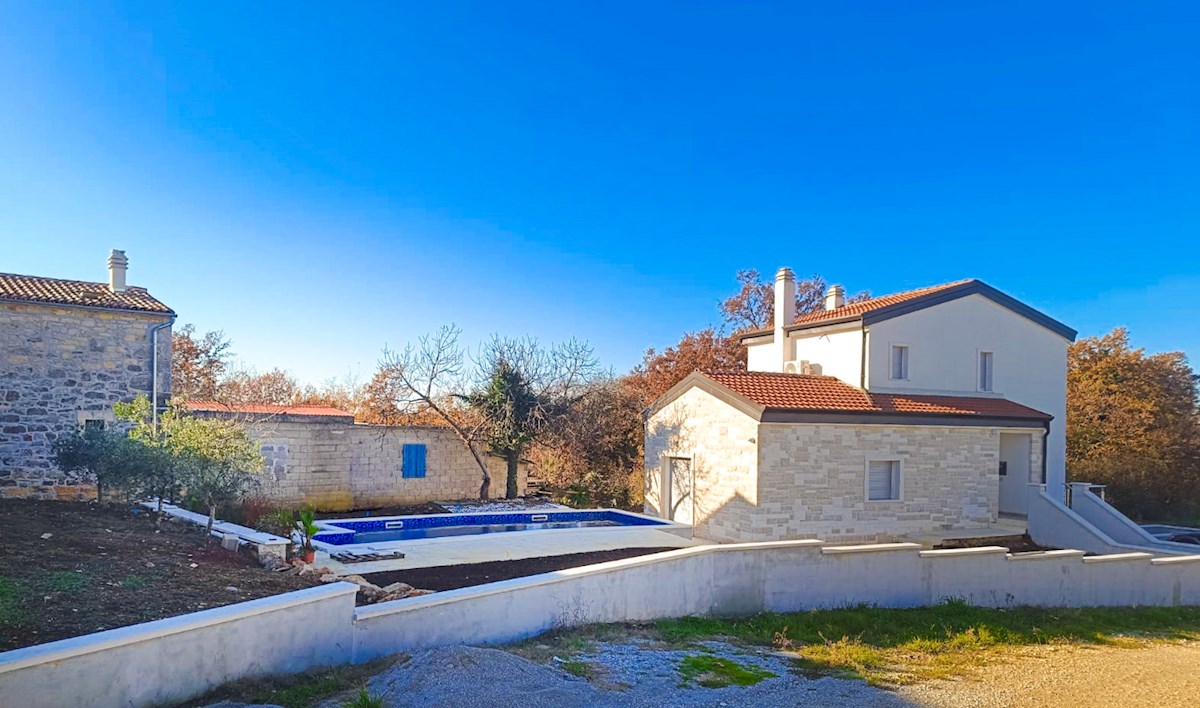 Poreč, surroundings, Three-bedroom house with pool in a quiet location