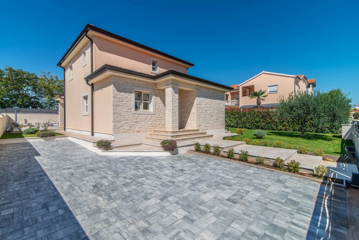 Poreč, Detached house with swimming pool 3 km from the sea and the city ID 1342