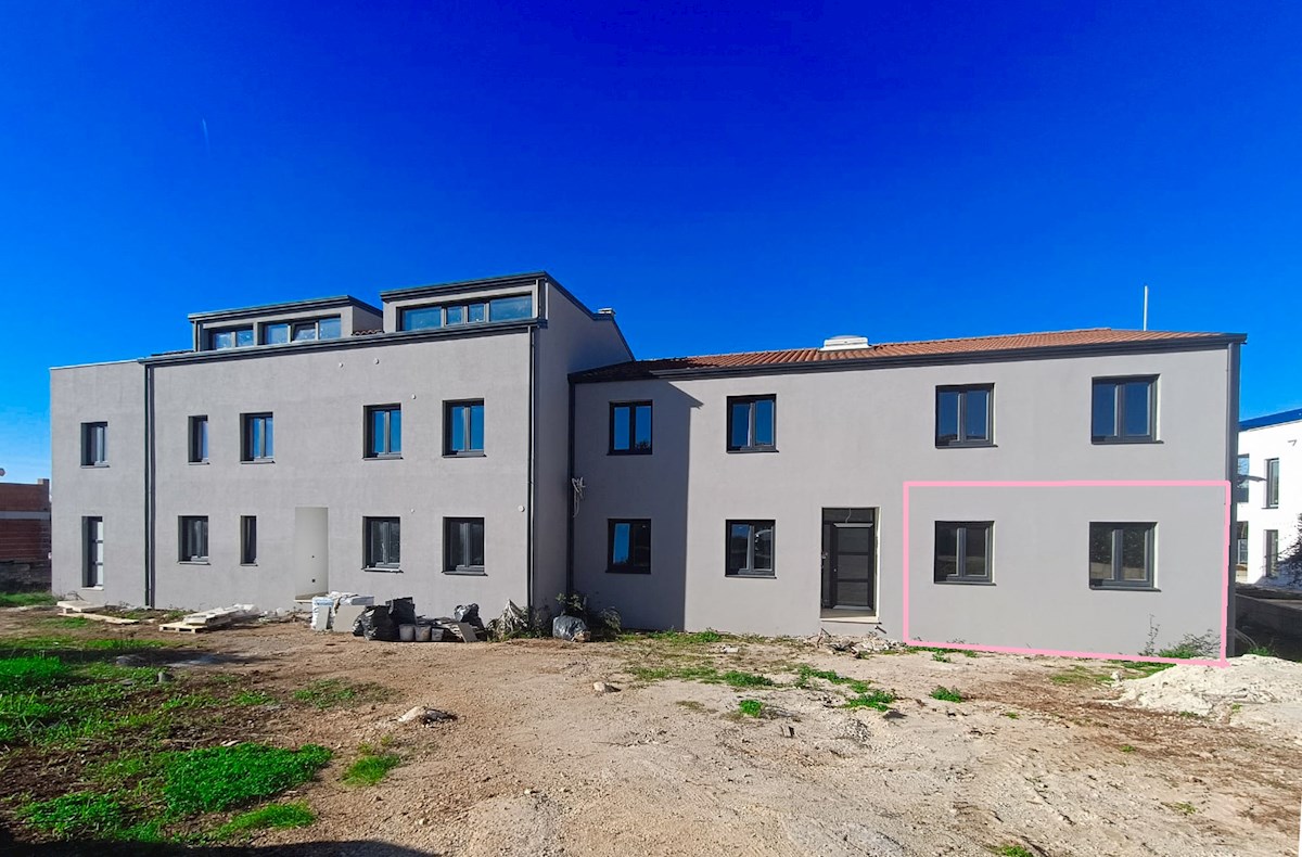 Poreč, Umgebung, Wohnung im Erdgeschoss mit zwei Schlafzimmern und einem großen Garten