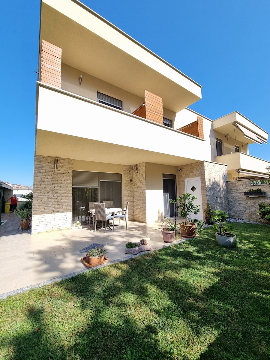 Semi-detached house with two apartments in the wider center of Poreč! 1239