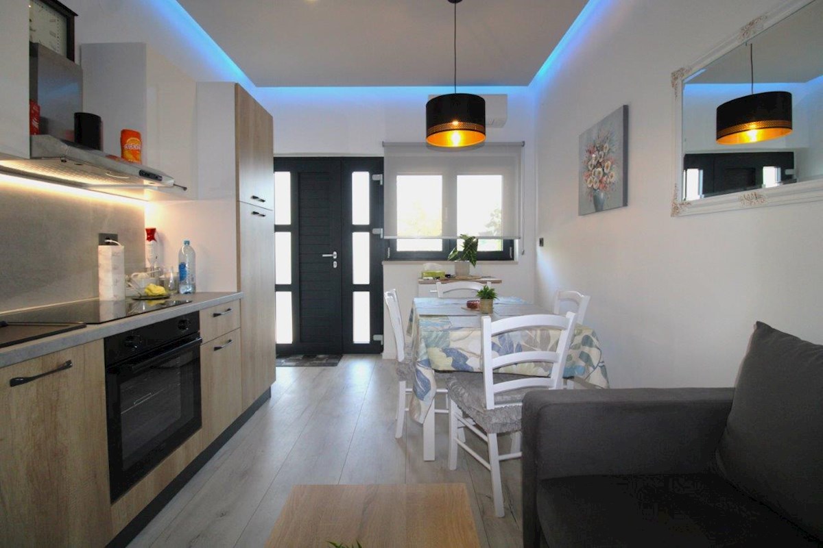 Poreč, Moderne Wohnung im Erdgeschoss in attraktiver Lage 1 km vom Meer entfernt