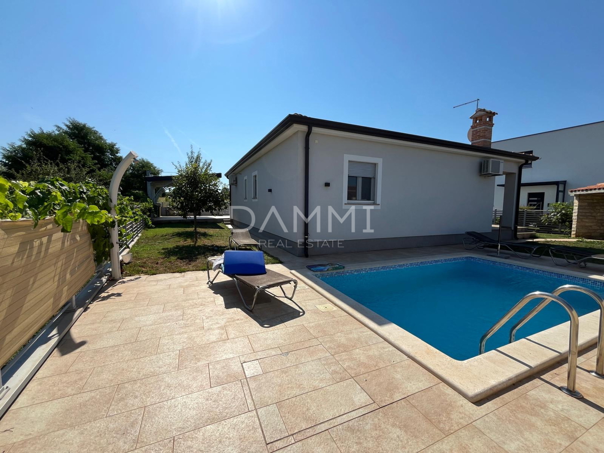 ISTRA, POREČ - SAMOSTOJNA HIŠA Z BAZENOM 2 KM OD MORJA