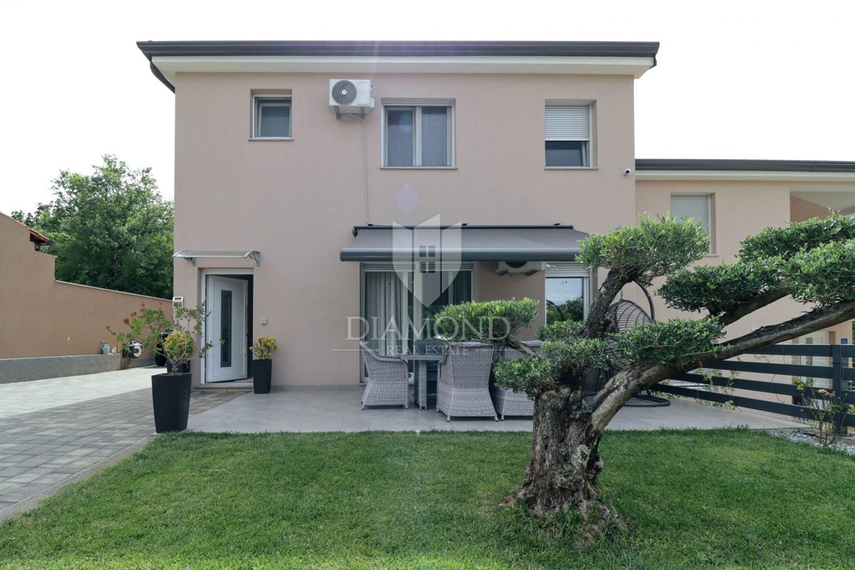 Poreč, okolica, dvojna kuća sa tri stana