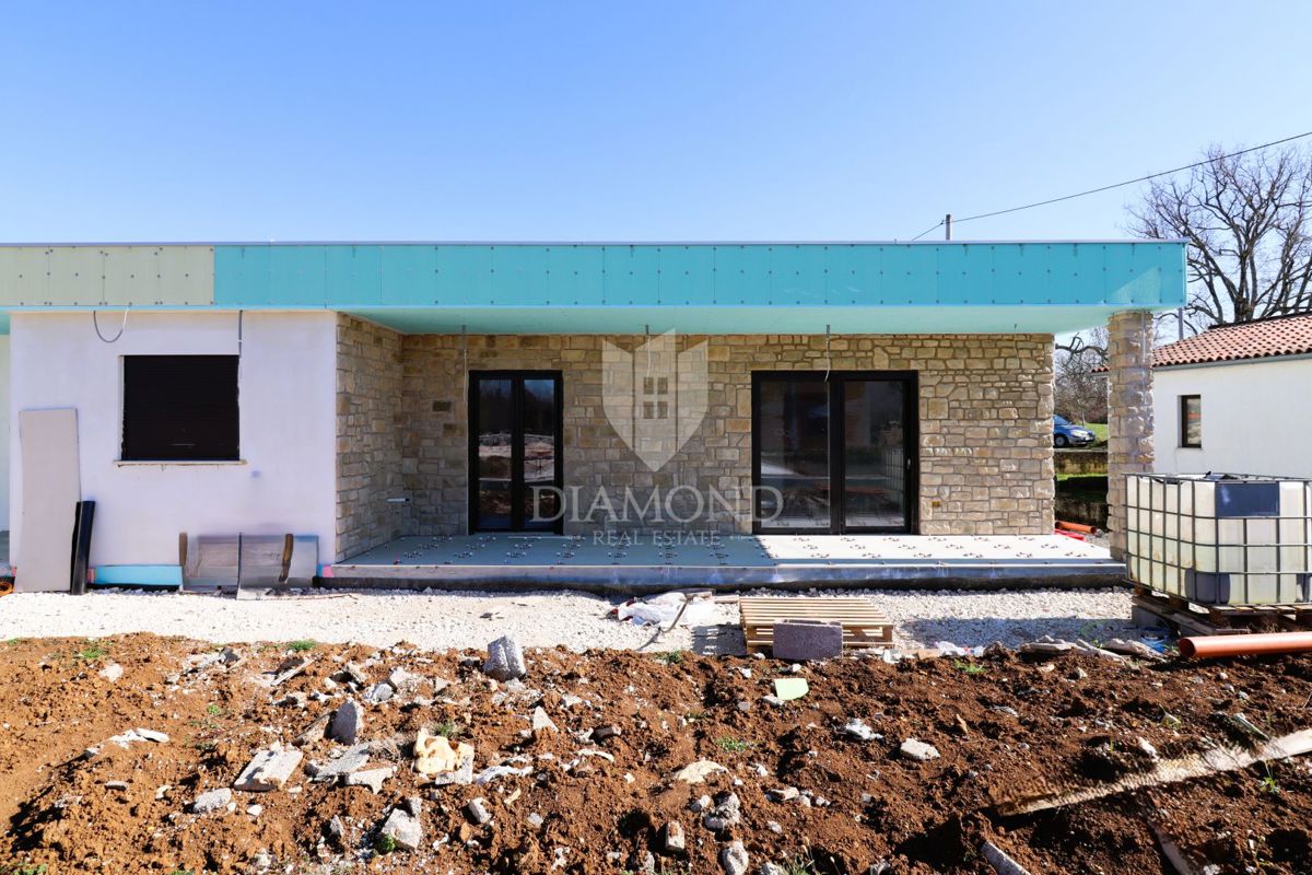 Moderna pritlična hiša s bazenom v bližini Poreča in morja!