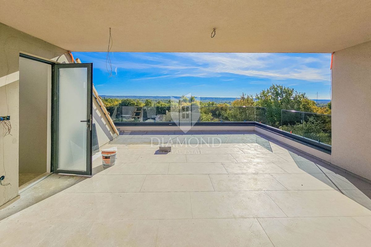 Poreč, okolica! Moderno stanovanje s strešno teraso in pogledom na morje!