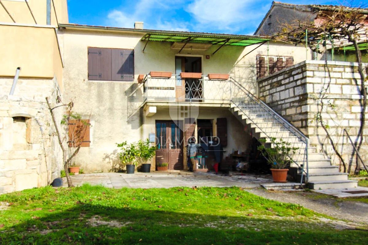 Poreč, okolica, šarmantna kuća u nizu sa vrtom!