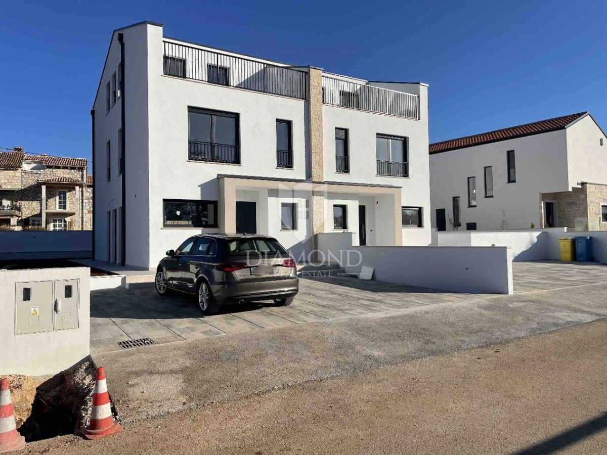 Poreč, okolica, moderna dvojna kuća u izgradnji