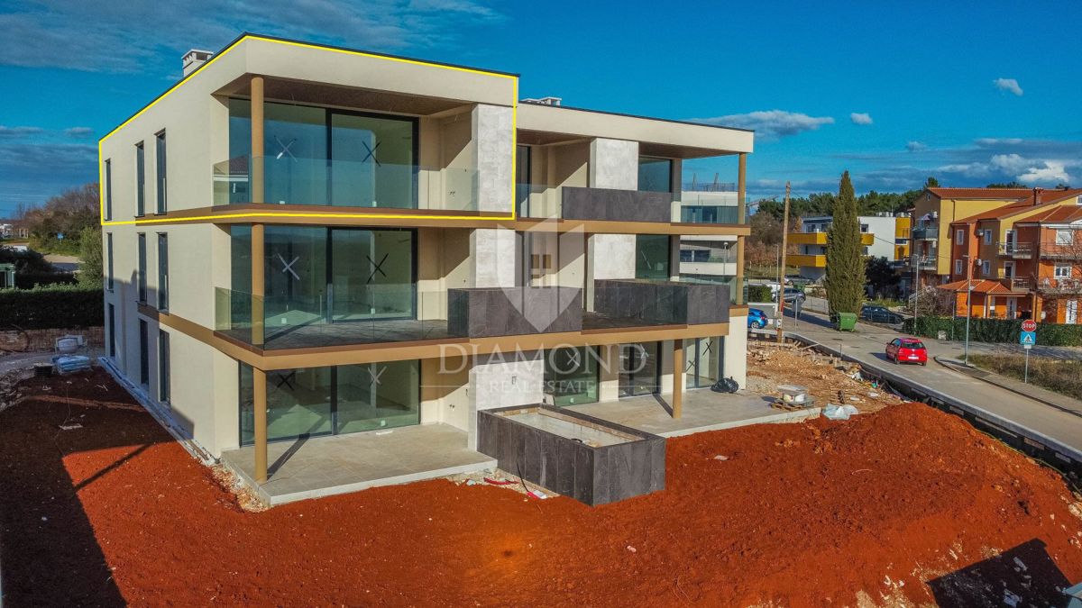 Novigrad, Moderan stan sa 3 spavaće sobe i pogledom na more!