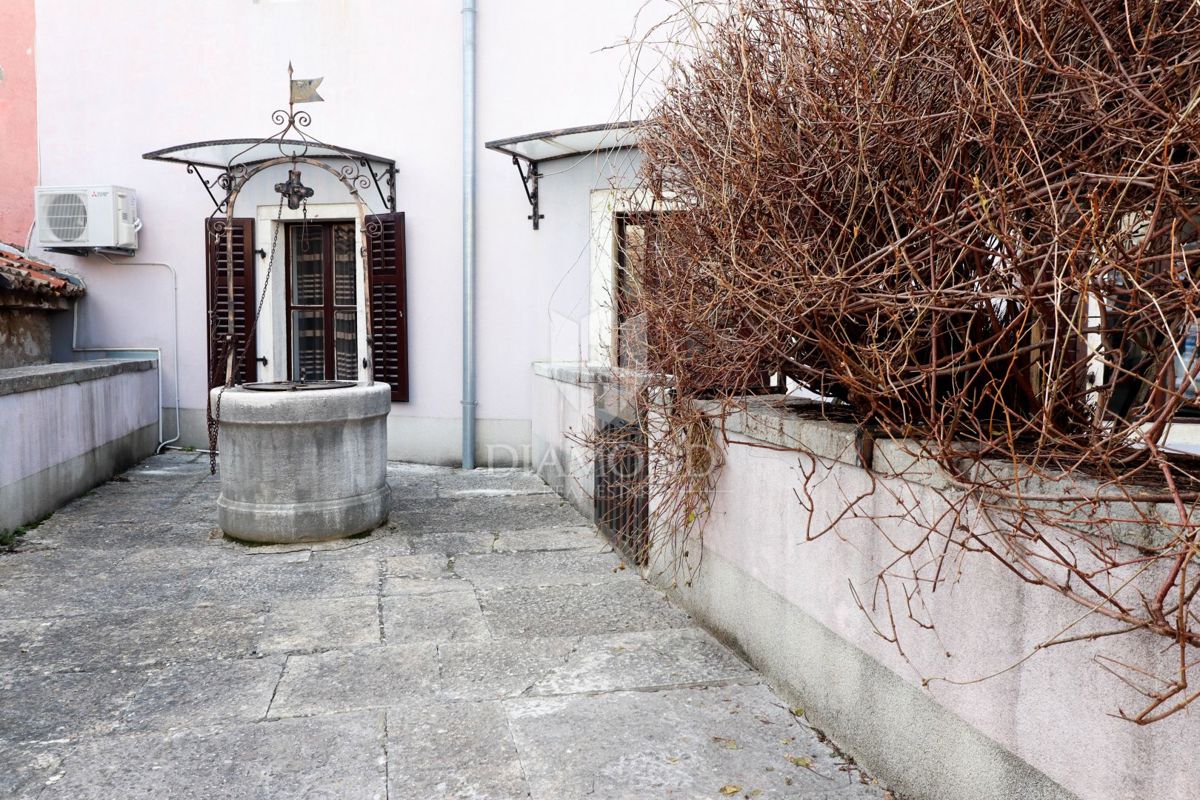 Poreč, okolica – Hiša z dvoriščem v centru