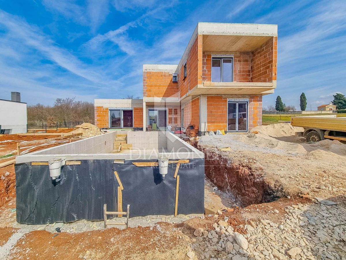 Poreč, okolica, moderna hiša v gradnji!