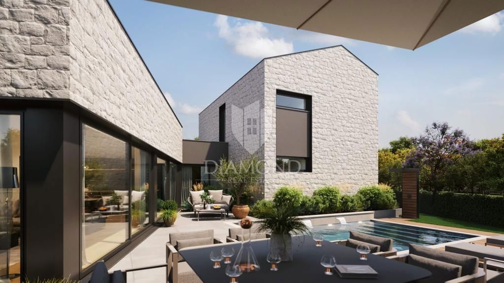 Impozantna vila u neposrednoj okolici Poreča