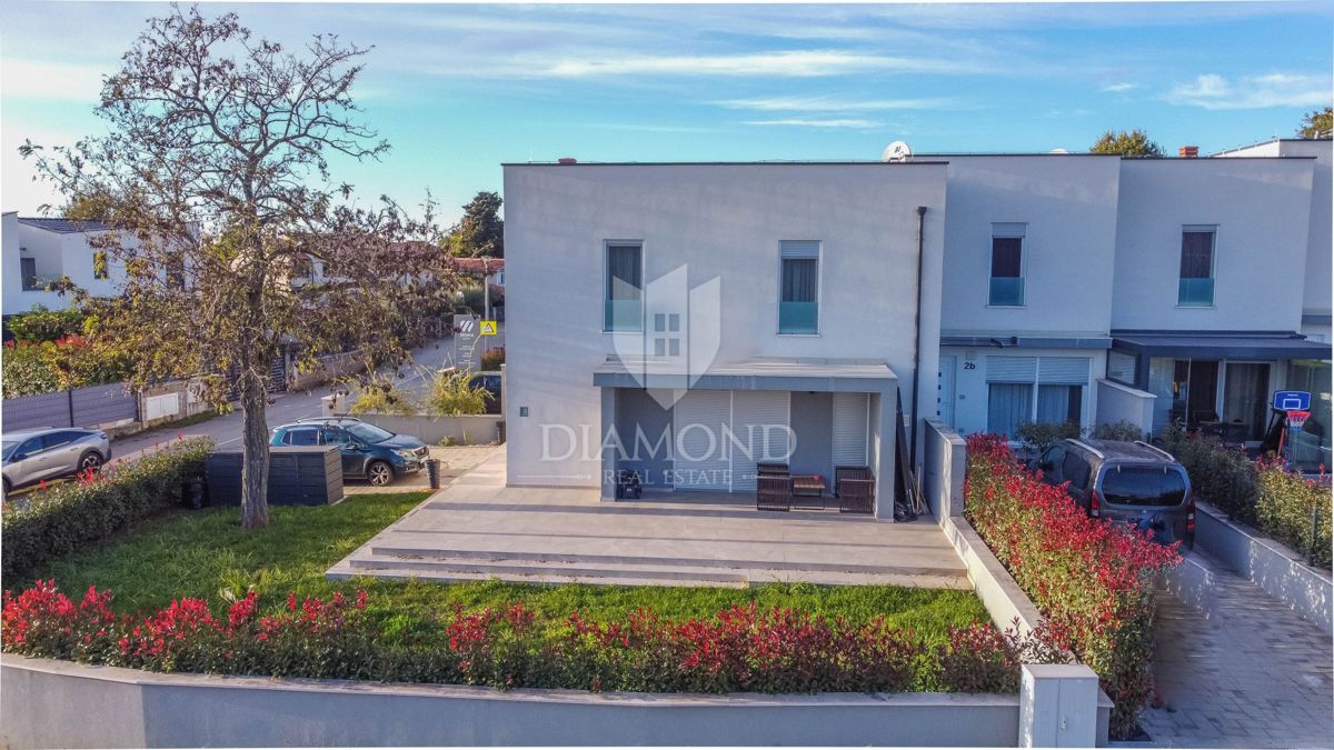 Poreč, luksuzno opremljena kuća u nizu s okućnicom !