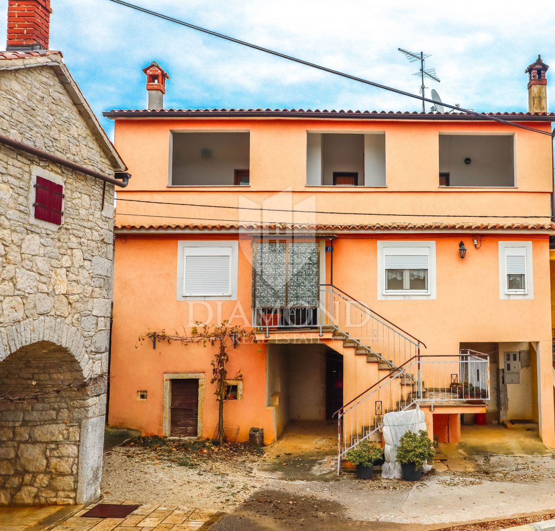 Poreč, okolica, hiša s prostorno gradbeno parcelo!