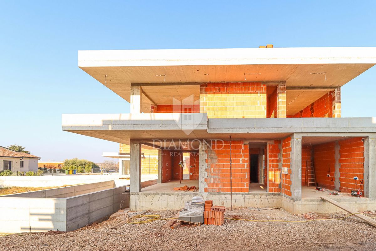 Poreč, luksuzna moderna vila 4 km od morja!