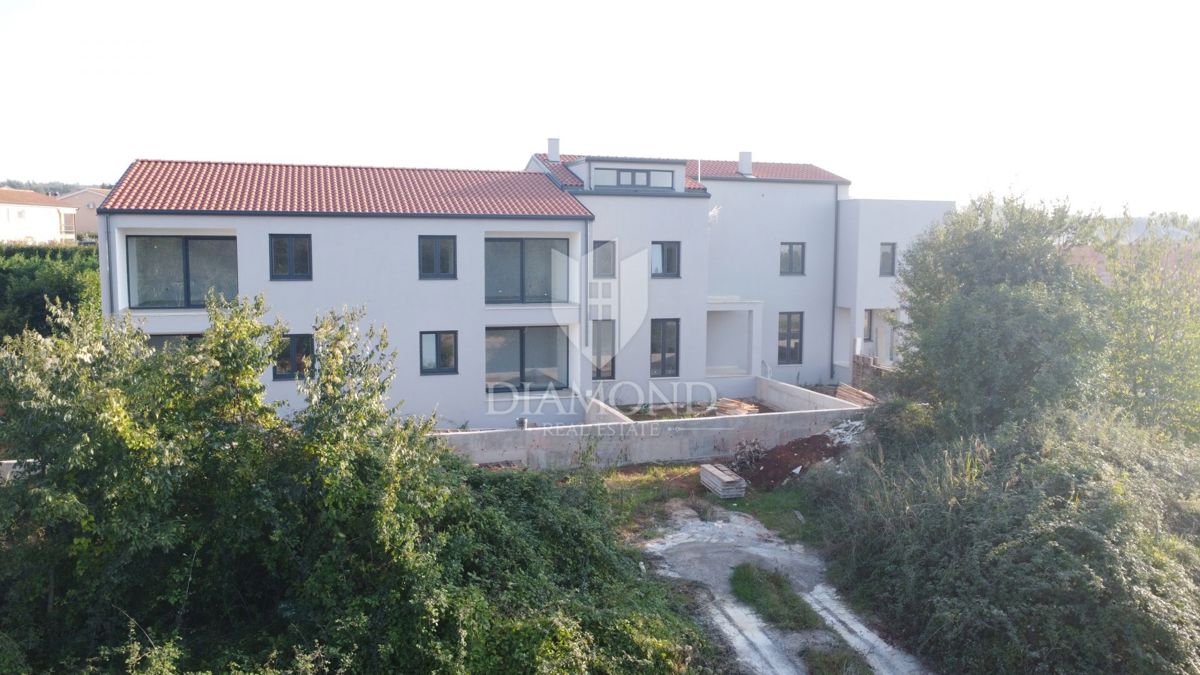 Poreč, okolica, dvoetažni apartma z veliko teraso in čudovitim pogledom na morje!