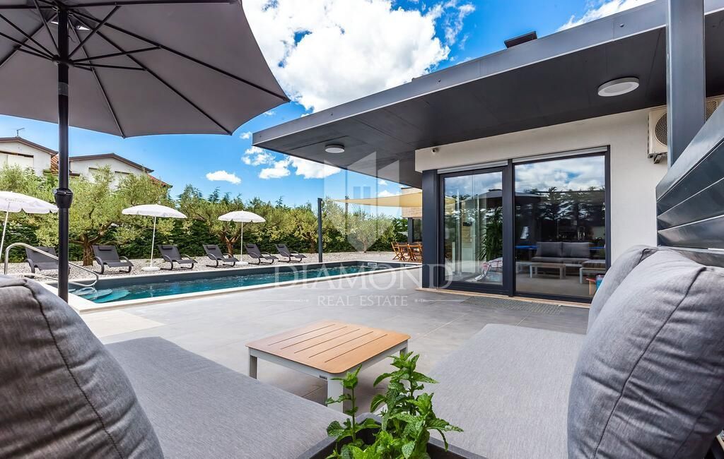Poreč, moderna hiša z bazenom na zaželeni lokaciji