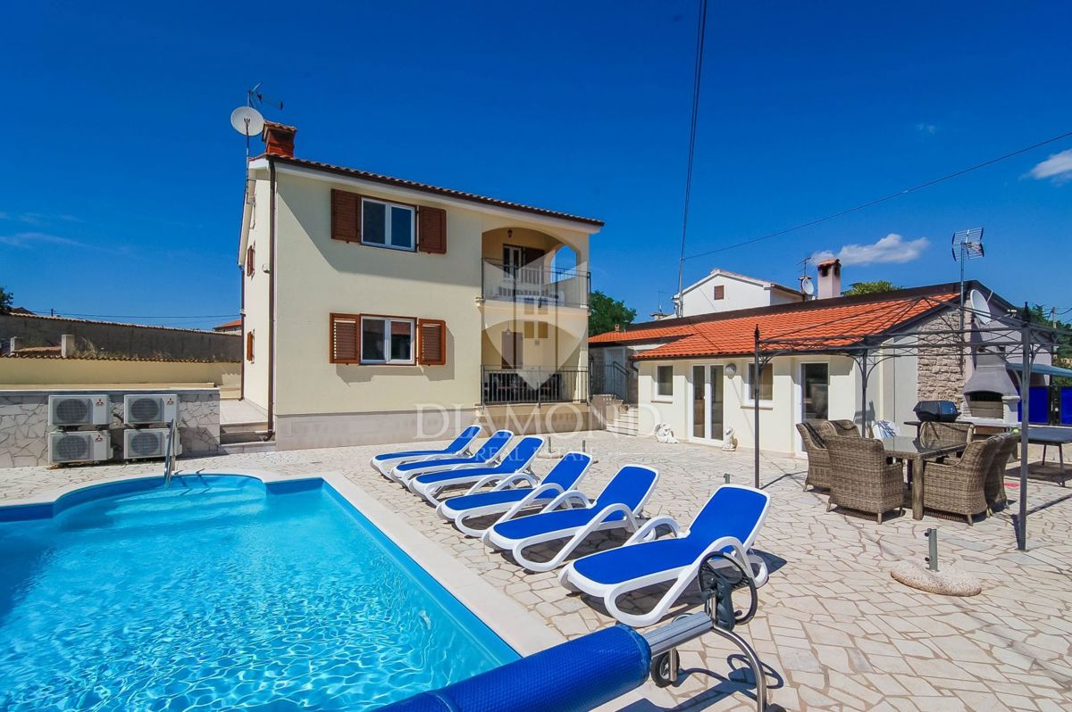 Moderna hiša z trima apartmajema v bližini Poreča