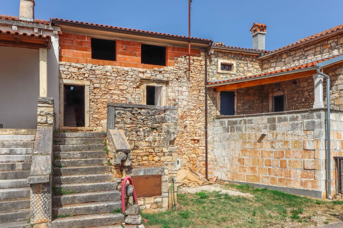 Poreč, okolica, vrstna hiša za adaptacijo na odlični lokaciji